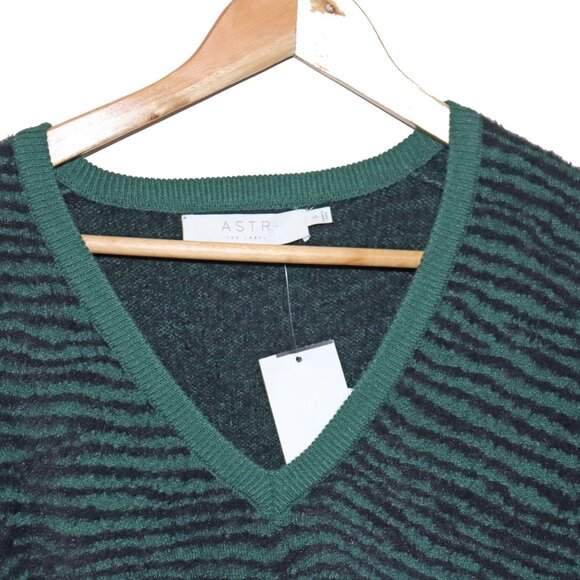 🔴 LAST CHANCE 🔴  ASTR Green Tiger Stripe Soft V-neck Sweater NWT - Picture 4 of 5